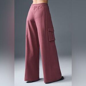 ALO Yoga show off cargo wide leg trouser